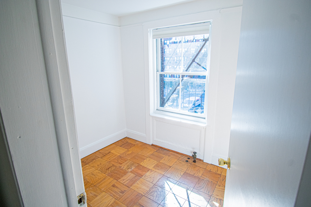 306 West 13th Street - Photo 3