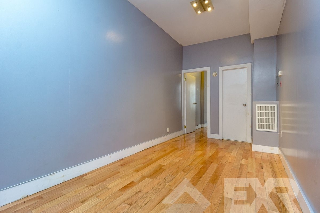 136 Kingsland Avenue - Photo 1