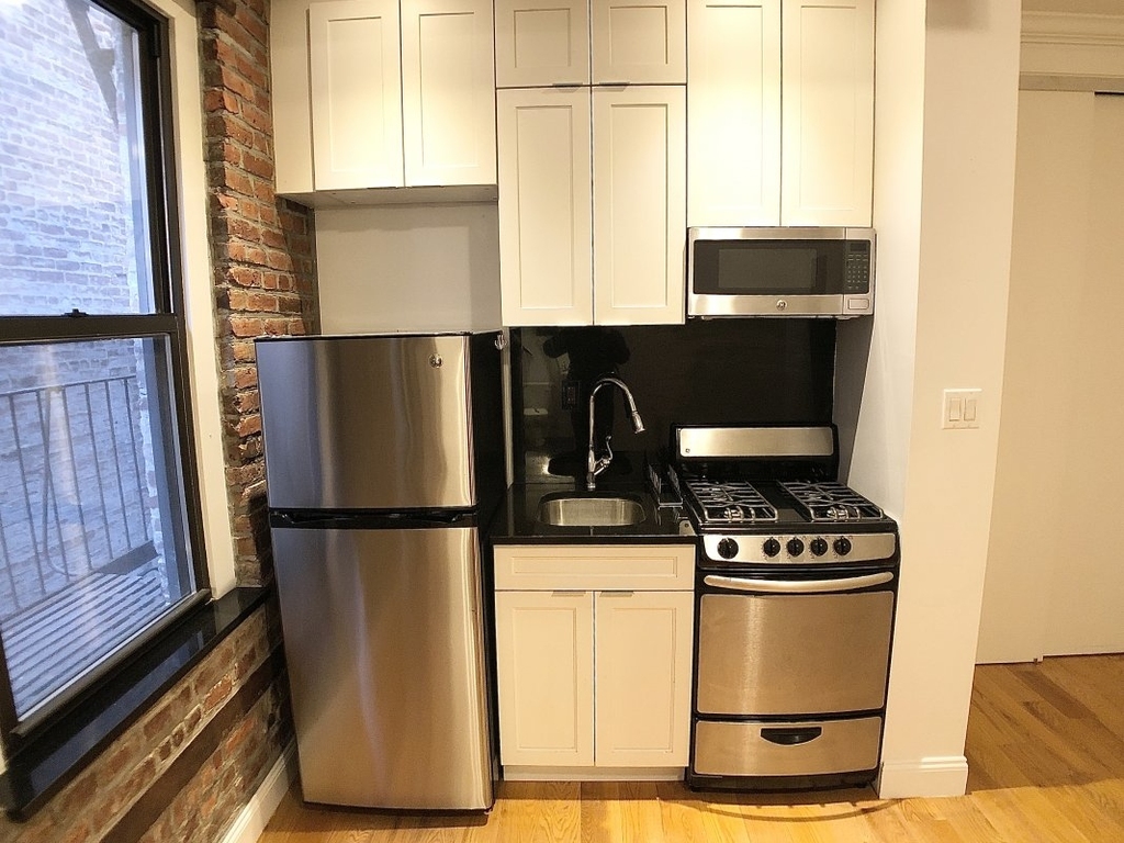 W 161 St - Photo 1