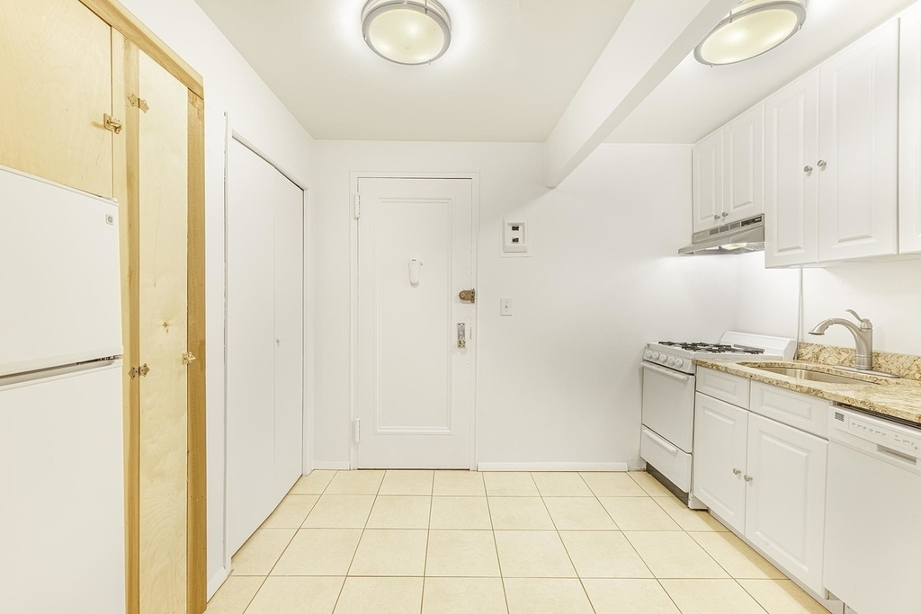 270 West 25th Street - Photo 2