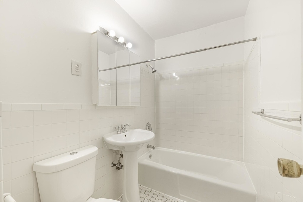 270 West 25th Street - Photo 6