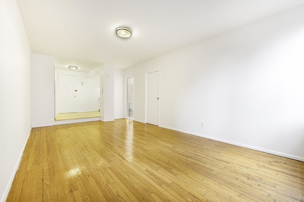 270 West 25th Street - Photo 3