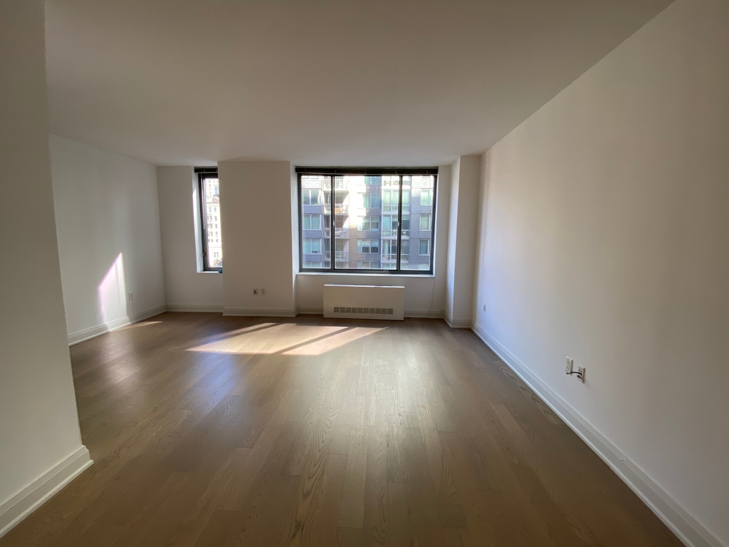 222 West 34th Street - Photo 2