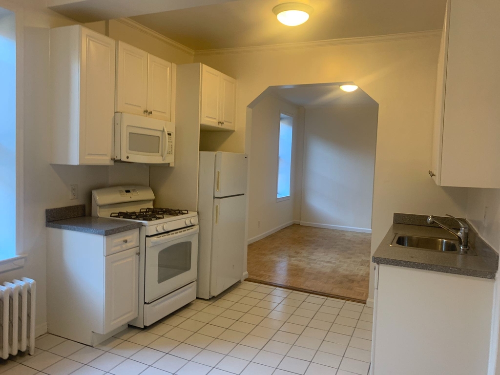 243 East 38th Street - Photo 4