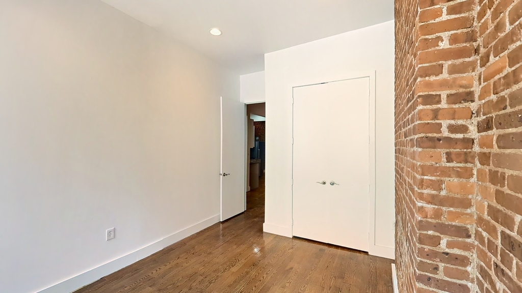 1047 Bedford Ave - Photo 5