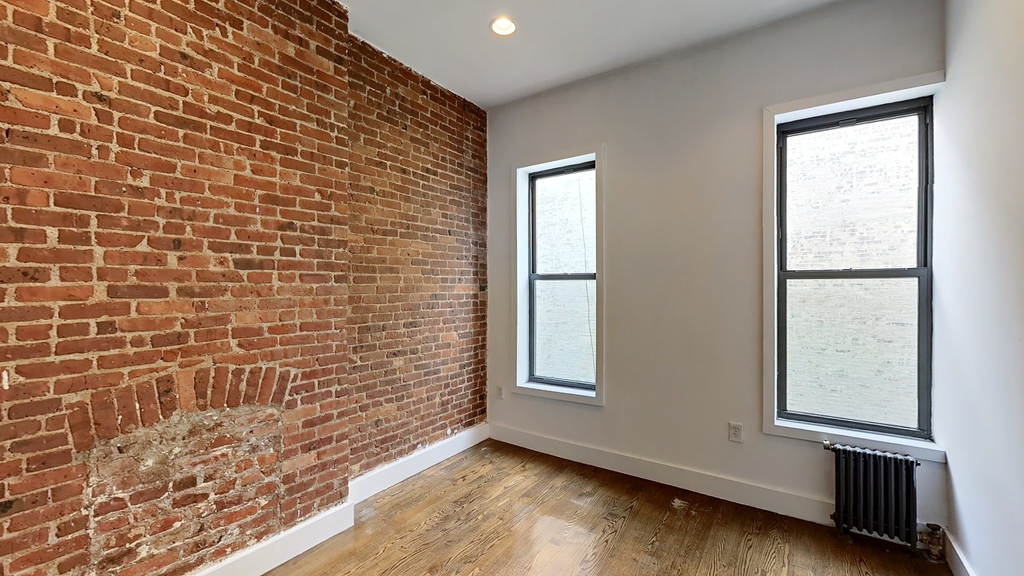 1047 Bedford Ave - Photo 4