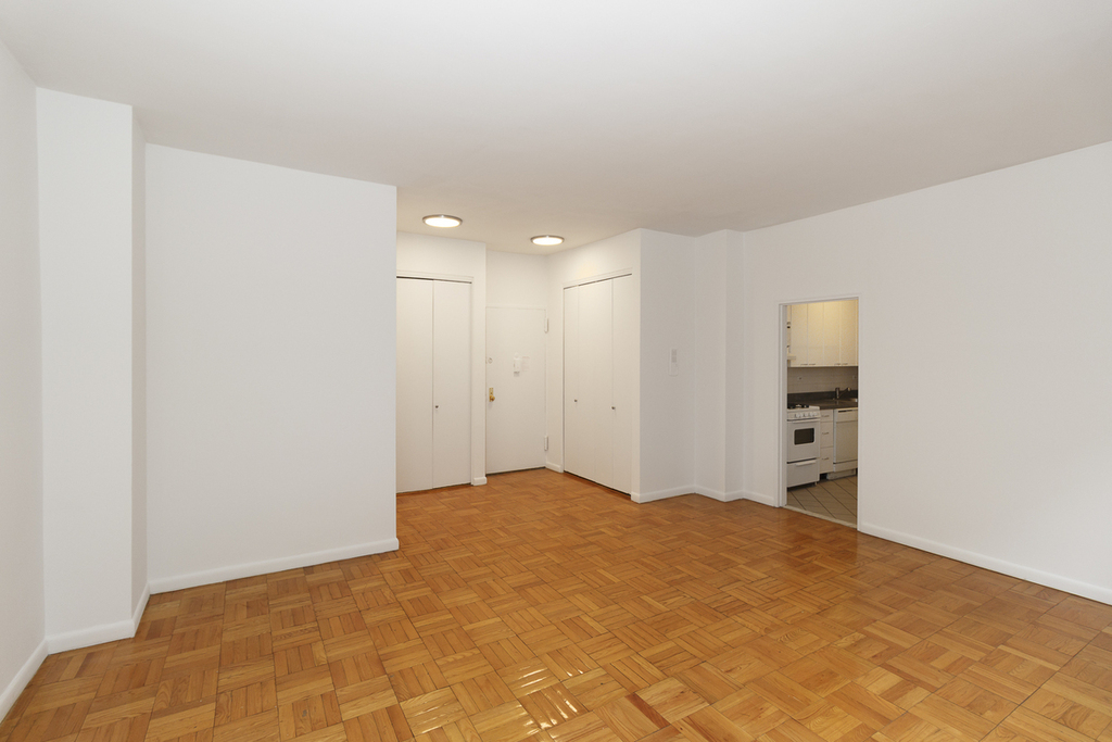 150 East 18th Street - Photo 3