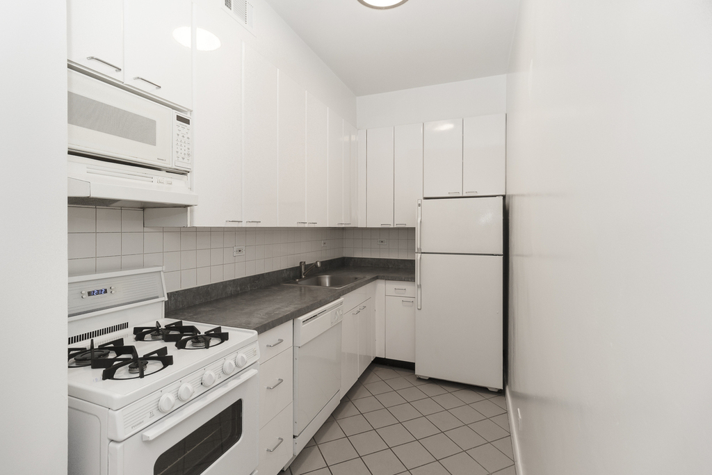 150 East 18th Street - Photo 1