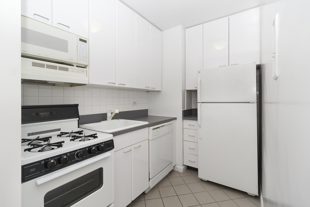 150 East 18th Street - Photo 2