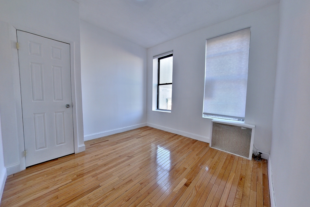 620 East 11th Street - Photo 0