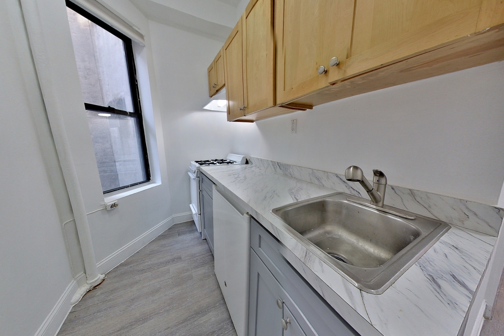 620 East 11th Street - Photo 3