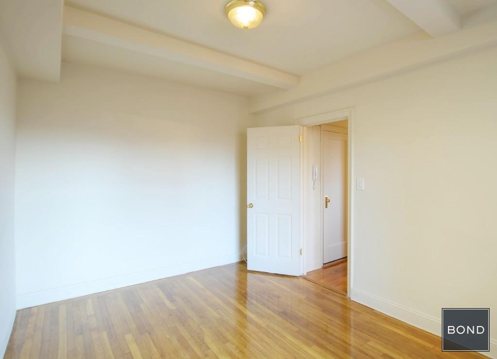 301 East 38th Street - Photo 4