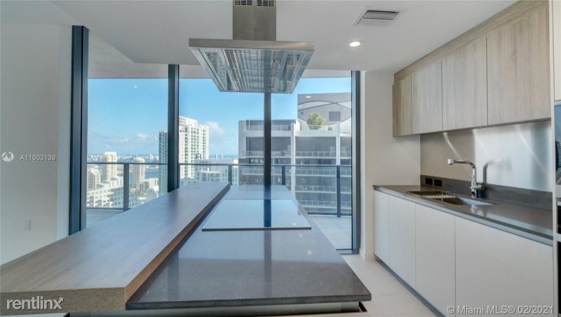 1000 Brickell Plz 4915 - Photo 4