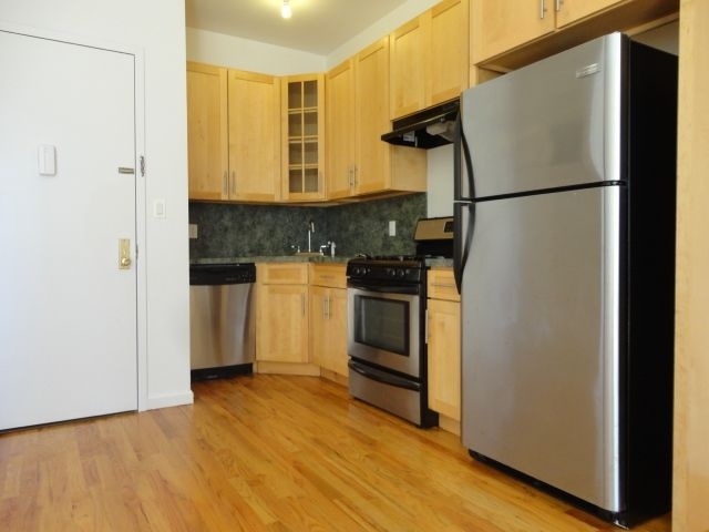 327 Kosciuszko Street - Photo 1