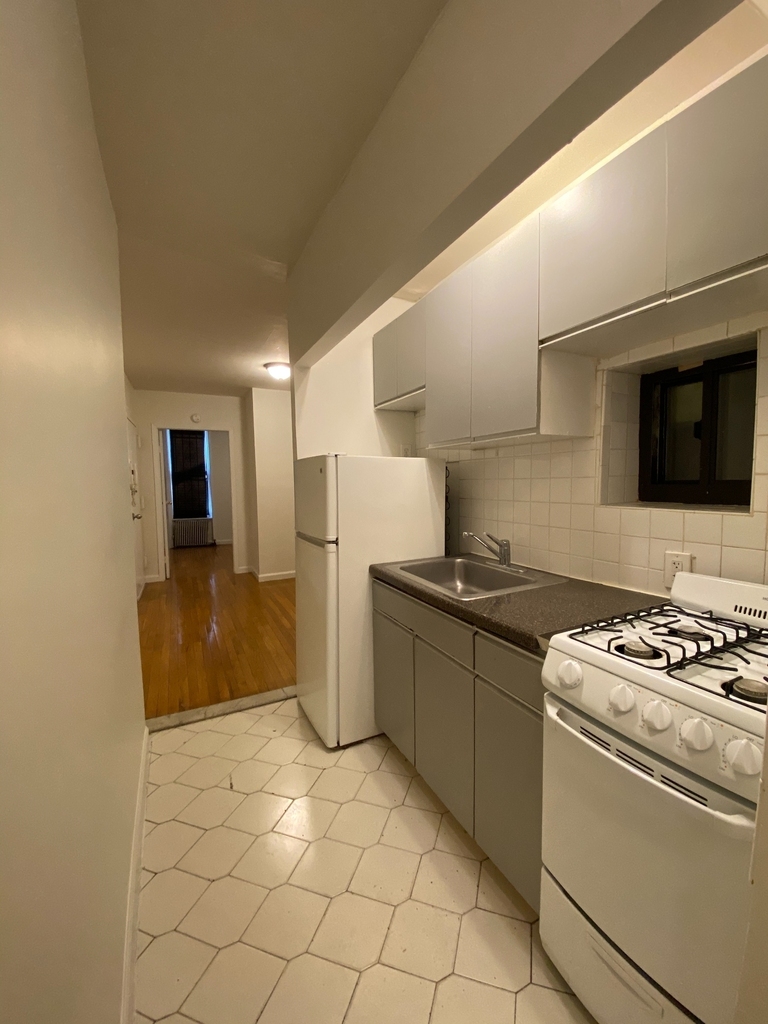 405 West 49th Street - Photo 5