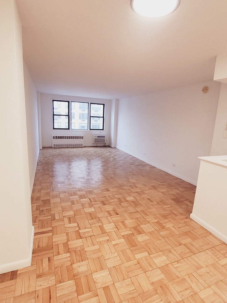 150 East 18th Street - Photo 1