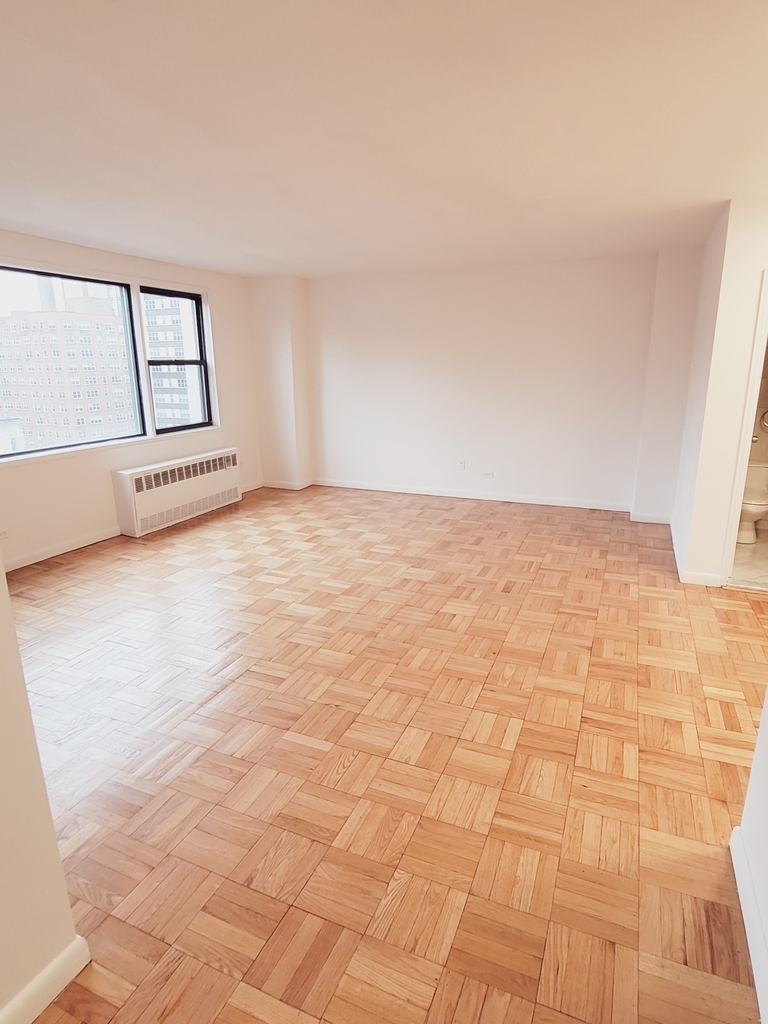 150 East 18th Street - Photo 1