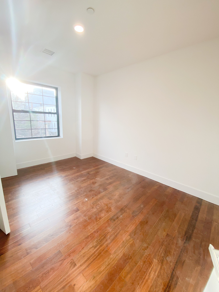 648 Evergreen Avenue - Photo 5