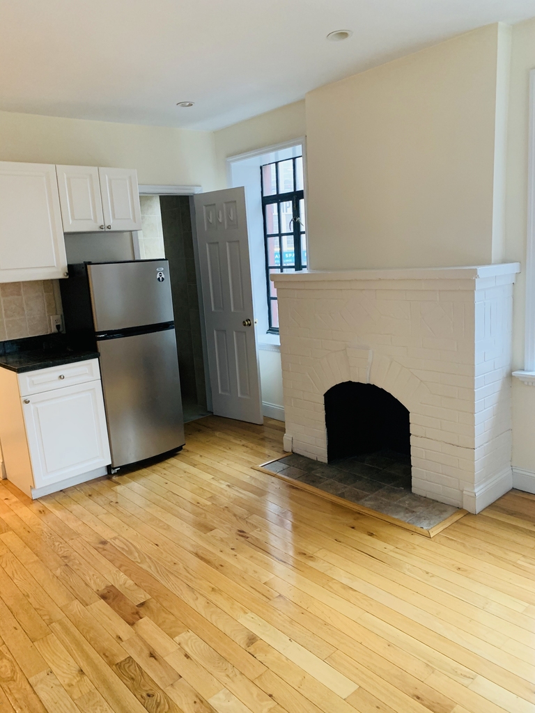 233 West 4th Street - Photo 3