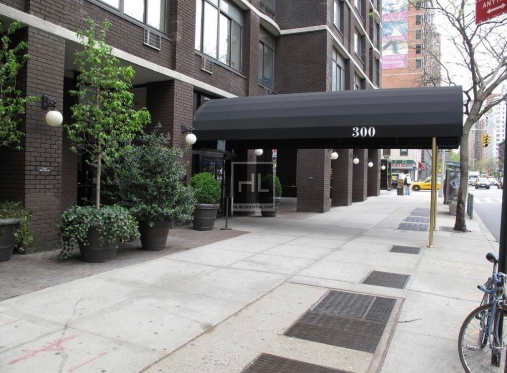 East 39 Street - Photo 3