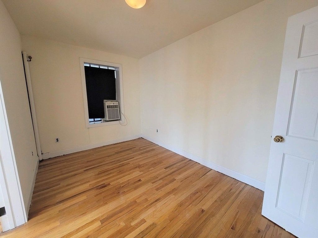 183 West 10th Street - Photo 4