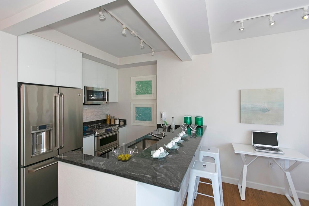 160 West 42nd - Photo 2