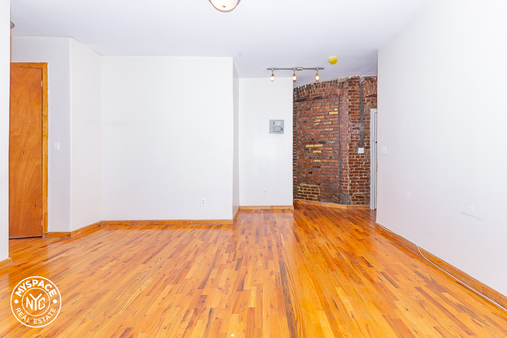 126 Graham Avenue - Photo 1