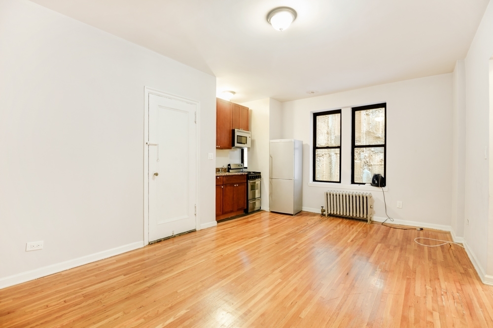 225 w 23rd st - Photo 0