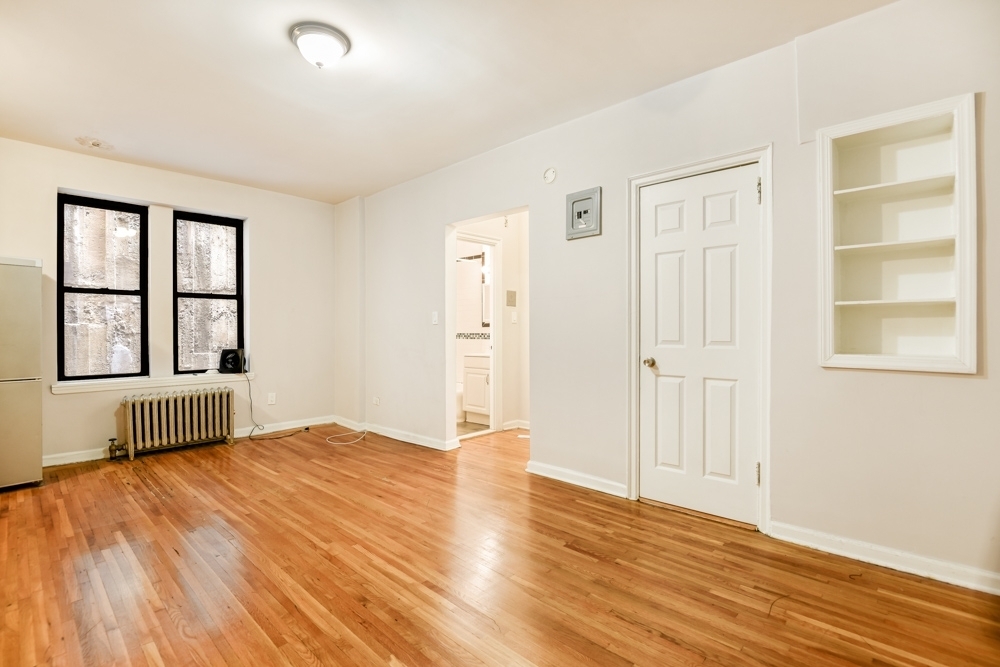 225 w 23rd st - Photo 2