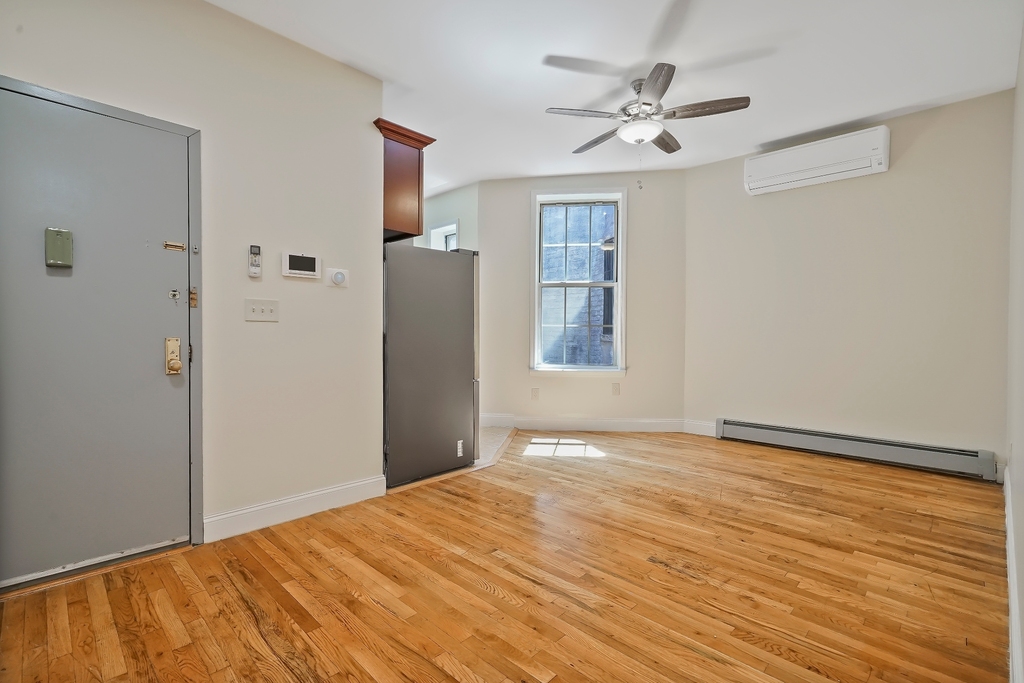 392 Tompkins Avenue - Photo 3