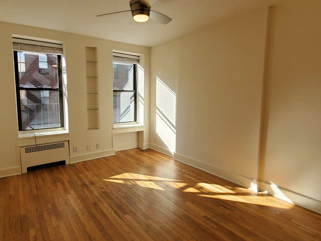 225 West 15th Street - Photo 0