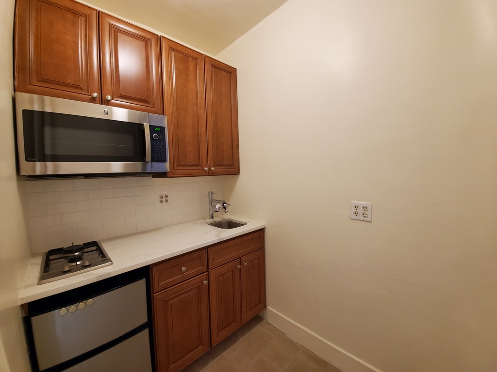 225 West 15th Street - Photo 1