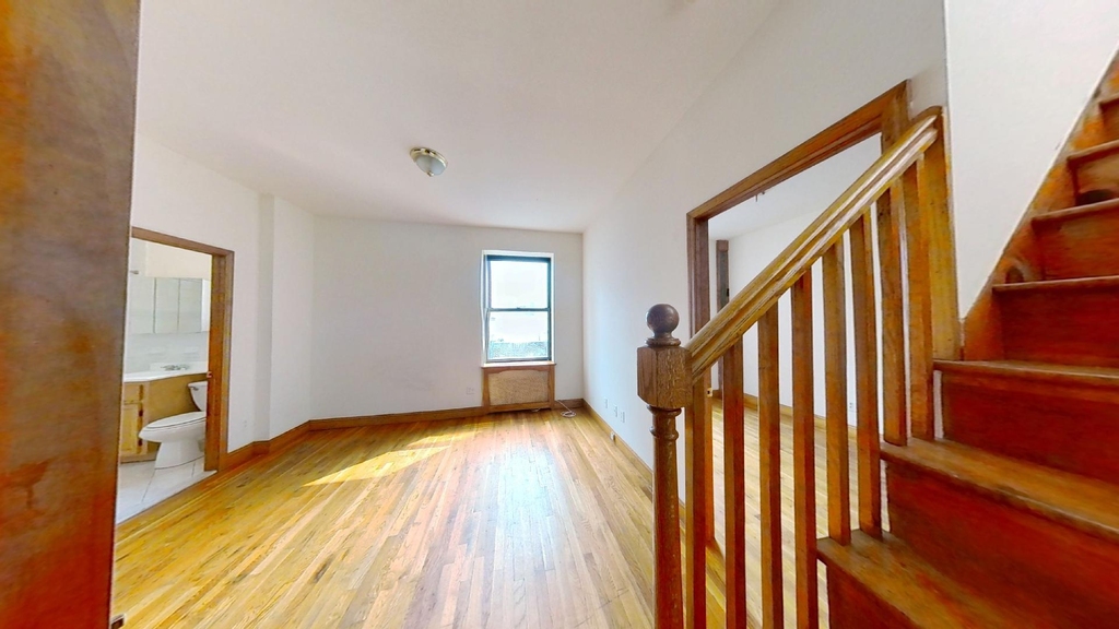 Spectacular 1 bed 1 home office duplex for rent at West 48th Street Manhattan  - Photo 2