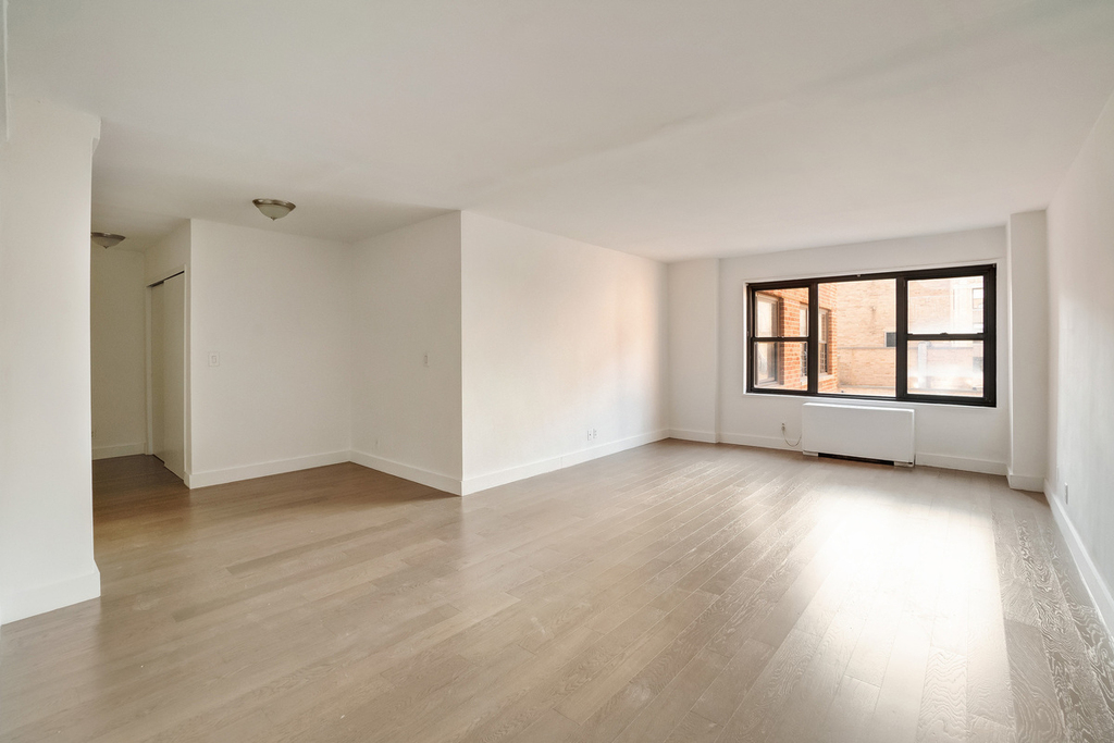 312 East 30th Street - Photo 0