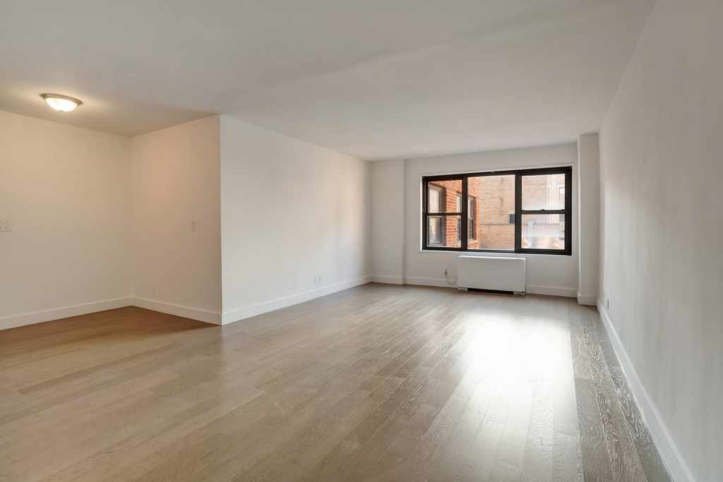 312 East 30th Street - Photo 1