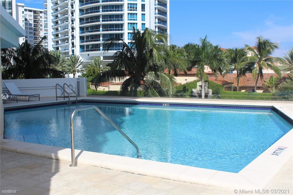 5900 Collins Ave - Photo 8