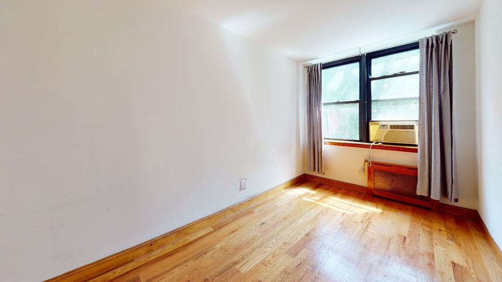 Spacious 1 bed duplex for rent West 75th Street No fee  - Photo 6