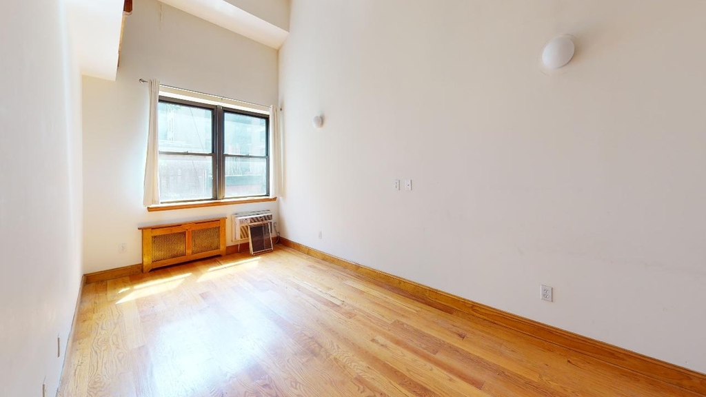 Spacious 1 bed duplex for rent West 75th Street No fee  - Photo 4