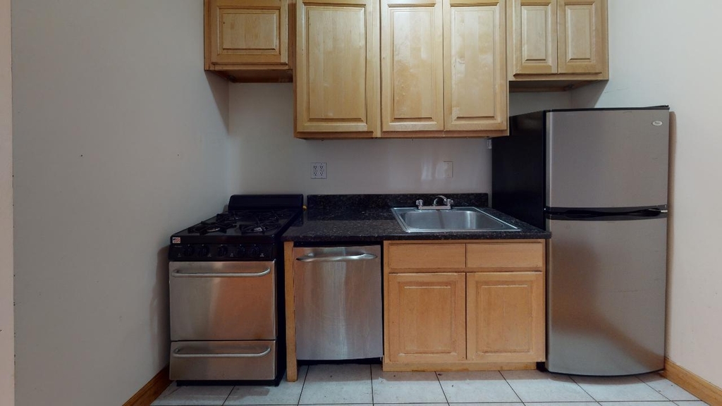 Spacious 1 bed duplex for rent West 75th Street No fee  - Photo 2