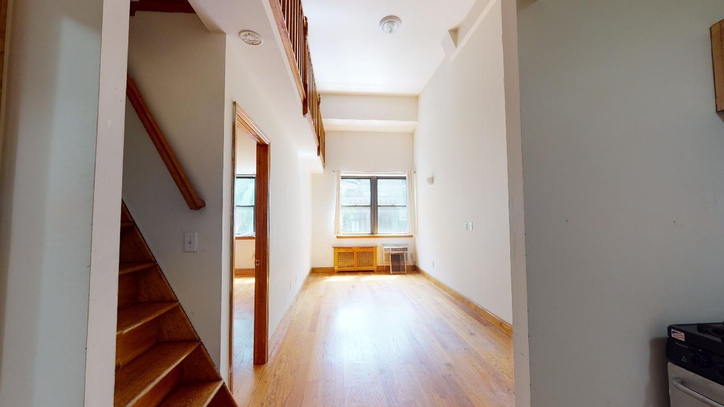 Spacious 1 bed duplex for rent West 75th Street No fee  - Photo 3