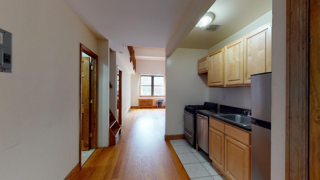 Spacious 1 bed duplex for rent West 75th Street No fee  - Photo 1