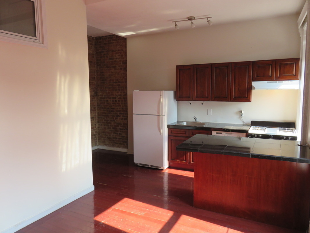 1047 Bedford Ave - Photo 1