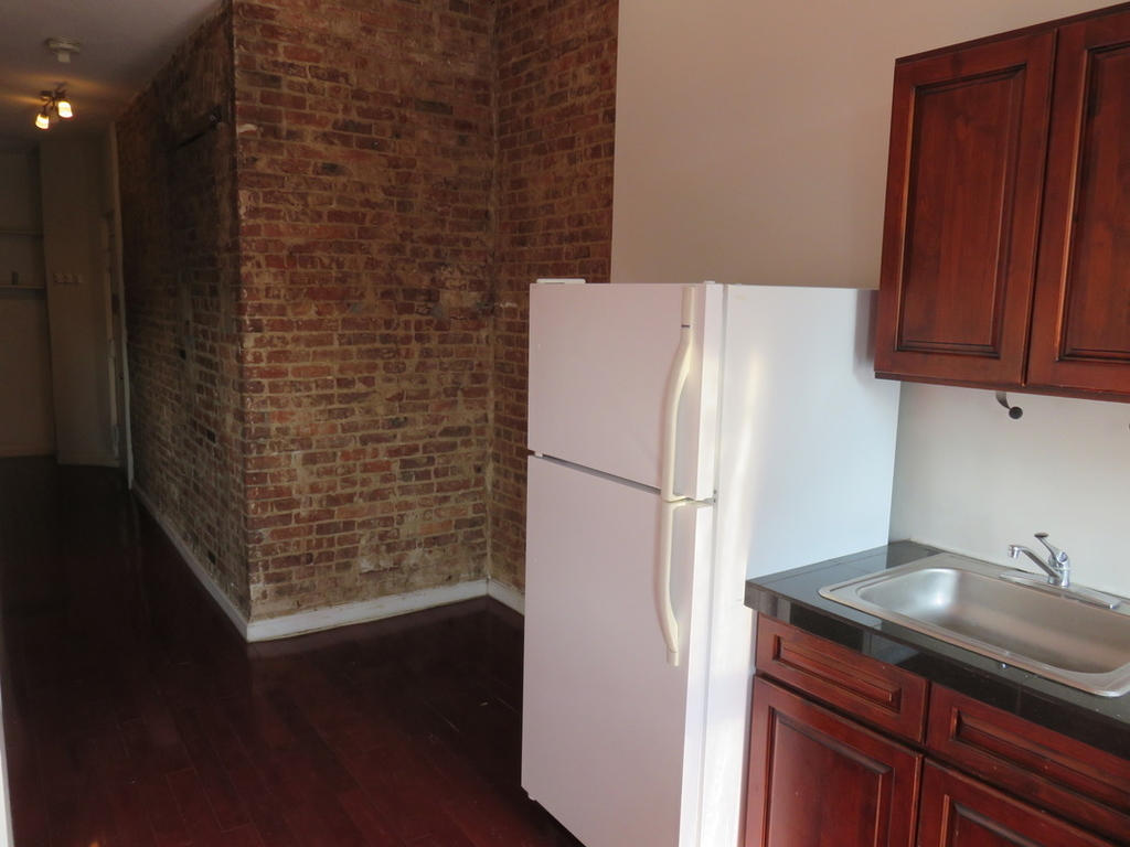 1047 Bedford Ave - Photo 2