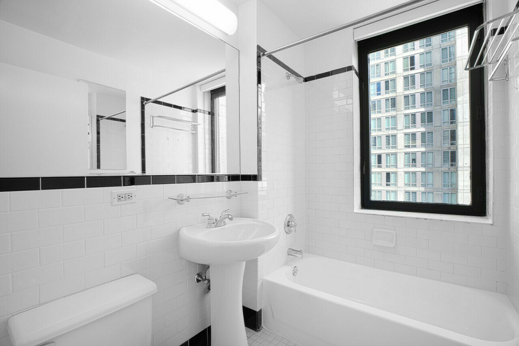 420 West 42nd Street - Photo 4