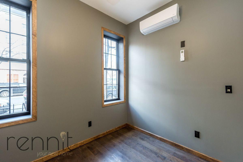 194 Montrose Avenue - Photo 2