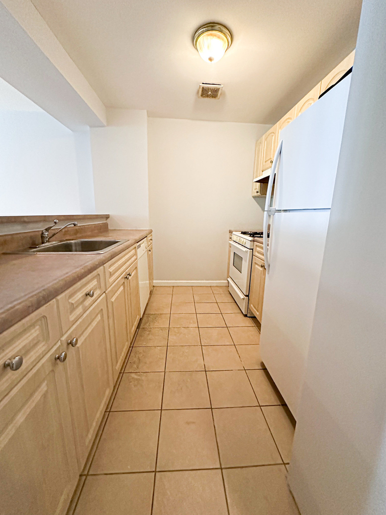 67-25 Exeter Street - Photo 2