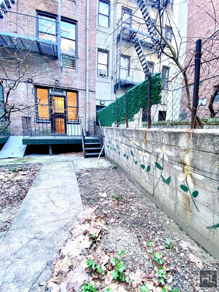 East 81st Street - Photo 7