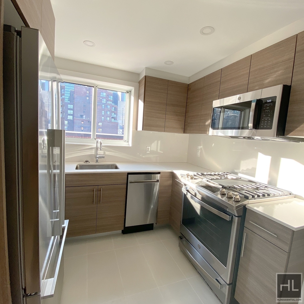 East 51 Street - Photo 7