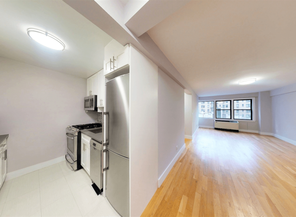 322 East 52nd Street - Photo 1