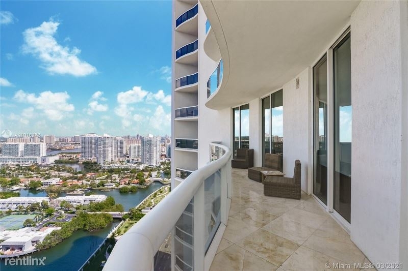 15901 Collins Ave - Photo 9